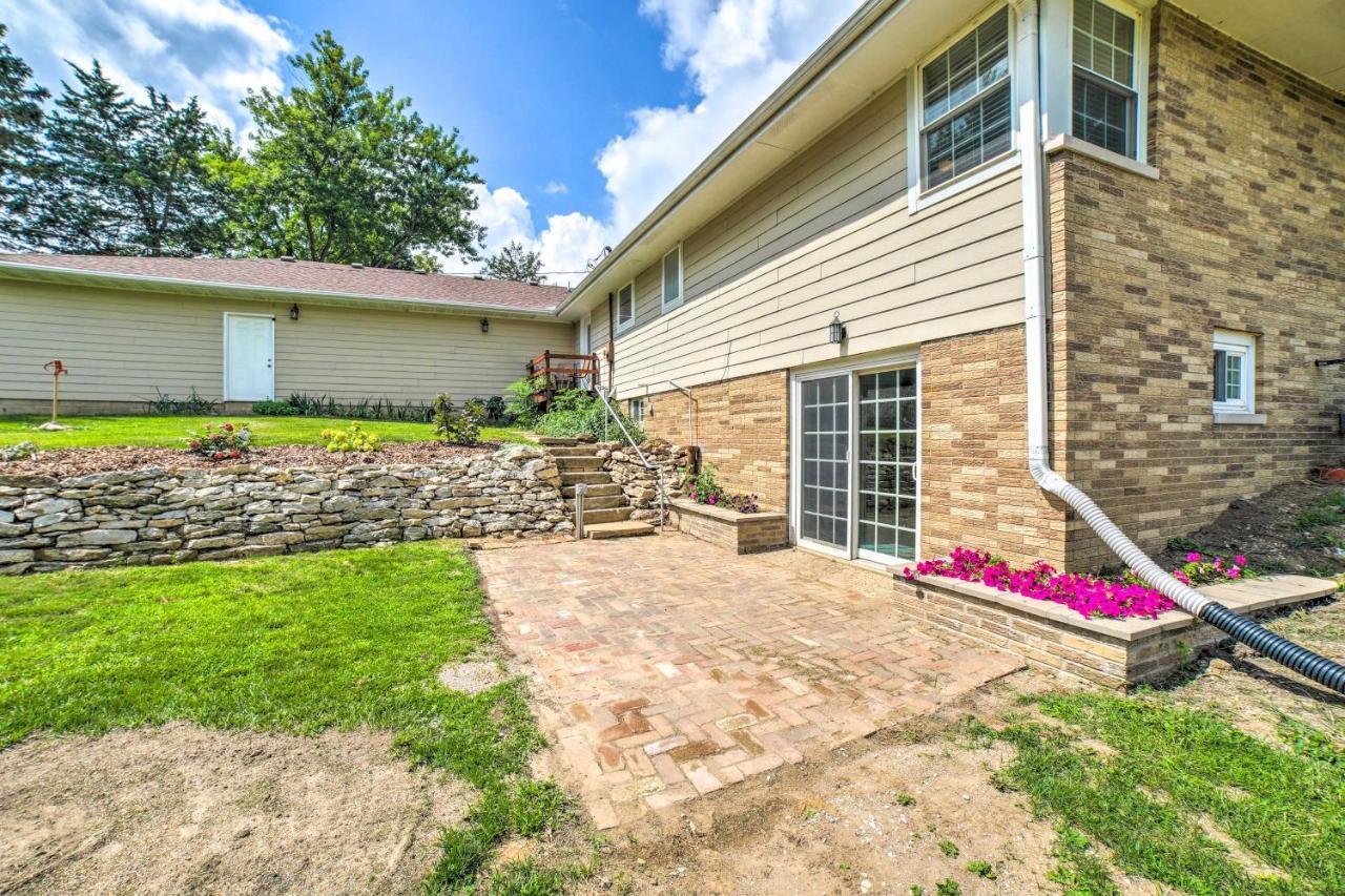 Bloomington Family Home - Private Deck And Yard Exterior photo